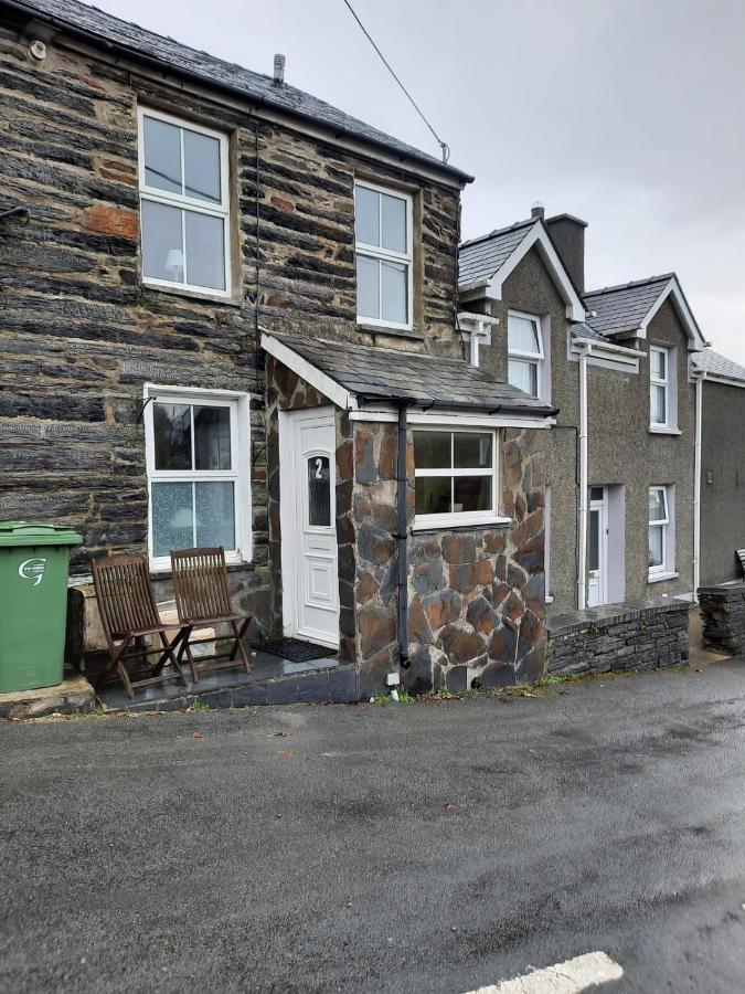 Snowdonia Rock Cottage - Cosy And Pet Friendly Penrhyndeudreath Exterior photo