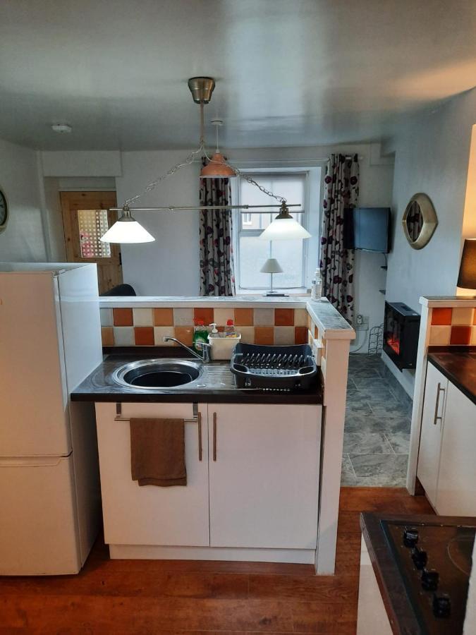 Snowdonia Rock Cottage - Cosy And Pet Friendly Penrhyndeudreath Exterior photo