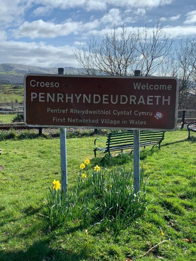 Snowdonia Rock Cottage - Cosy And Pet Friendly Penrhyndeudreath Exterior photo